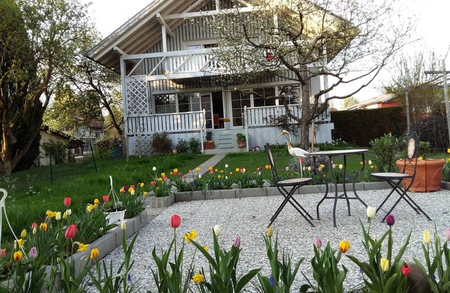 Romantic vacation in 2.5 room apartment, wonderful garden with mountain view