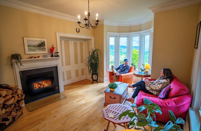 Romantic Victorian guest room for two close to the ocean and hiking trails