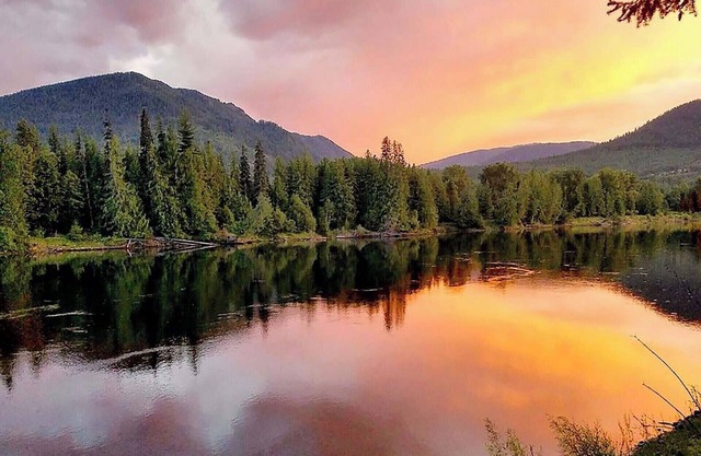 Romantic Waterfront Shabby Chic Cabin on the Clark Fork River! #SwankyCabin