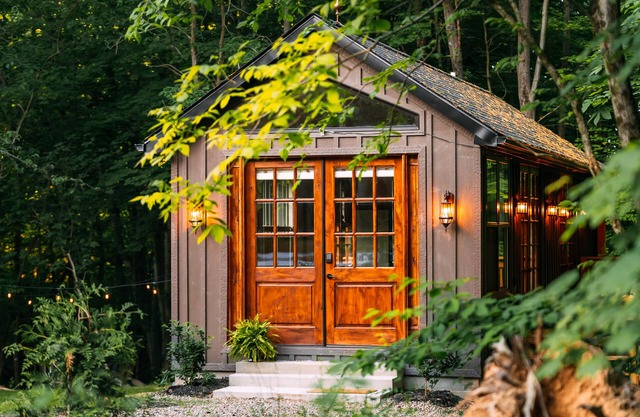 Romantic Woodland Cabin : Hot Tub, Trails & Near all Hocking Hills Trails