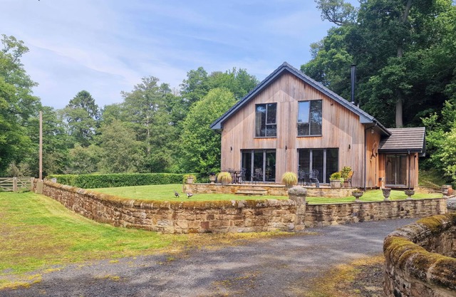 ROMSEY LODGE, pet friendly, luxury holiday cottage in Wark