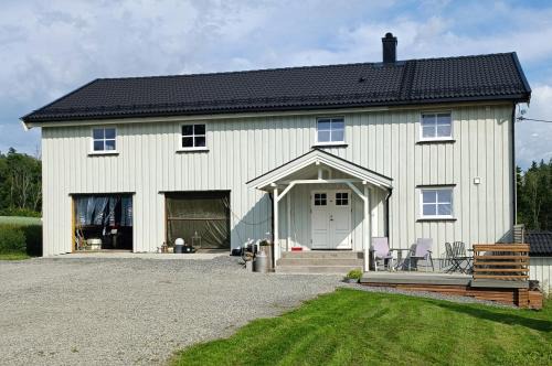 Romslig leilighet i underetasje