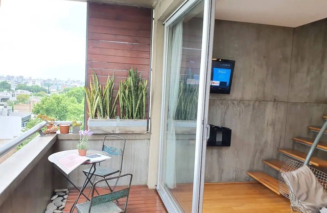 Rooftop apartment, great views !nOutdoor balcony shower!