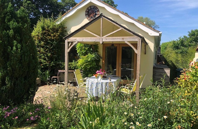 Rookery Nook, spacious & pet friendly - wifi, gardens, parking, sleeps 3