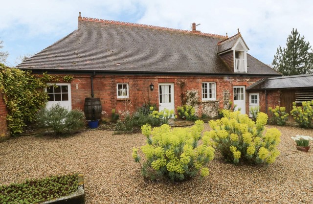 ROOKWOODS, pet friendly, character holiday cottage in Sible Hedingham