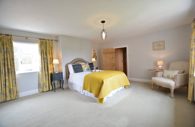 ROOKYARDS, pet friendly, character holiday cottage in Halesworth