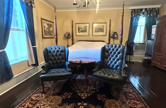 Room 1 Belmont Inn King on 1st floor In room private bathroom Shelbyville, TN