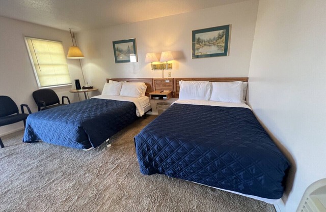 Room 103 - Double Full - Sleeps 4 - West Lake Grandvue Inn