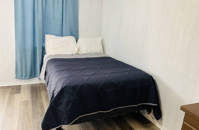 Room 12 - Standard Queen - Sleeps 2 - Harper Motel