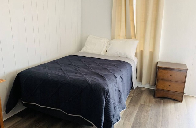 Room 15 - Standard Queen - Sleeps 2 - Harper Motel