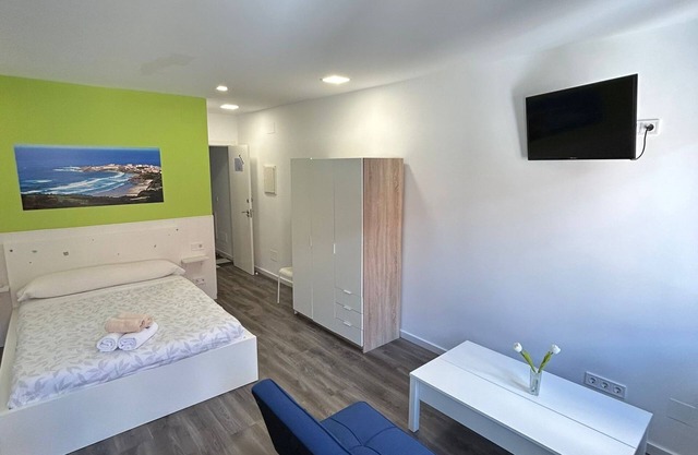 ROOM 2 WITH STREET VIEW