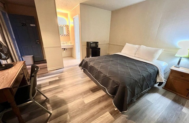 Room 28 - Standard Queen - Sleeps 2 - Harper Motel