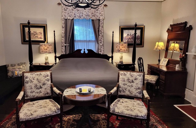 Room 3 Belmont Inn 1852 Historic Evans House King in room private Bath 2nd Floor