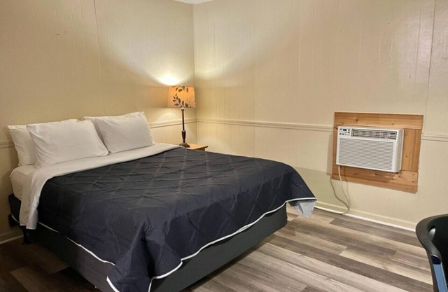 Room 30 - Standard Queen - Sleeps 2 - Harper Motel
