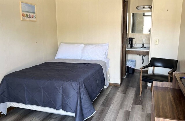 Room 31- Standard Queen - Sleeps 2 - Harper Motel