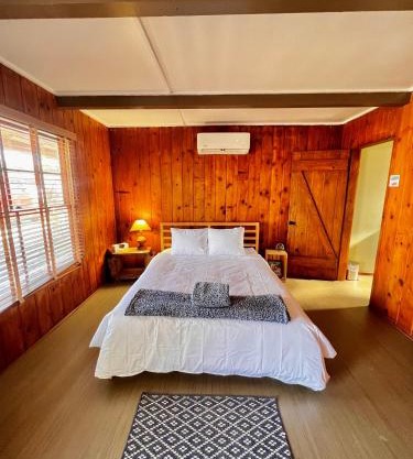 Room 5 - Downtown Joshua Tree Motel - Pet Friendly - Walk to Shops & Visitor Center, Minutes to Park Entrance