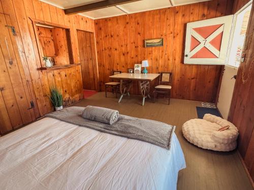 Room 7 - Downtown Joshua Tree Motel - Pet Friendly - Walk to Shops & Visitor Center, Minutes to Park Entrance