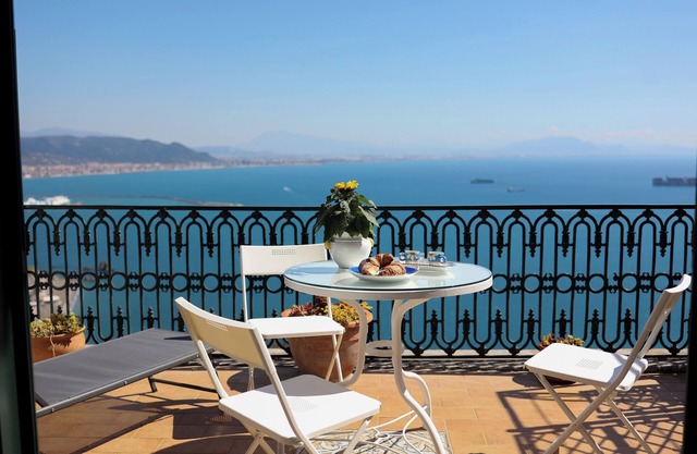 Room (Albori) Your Terrace on the Coast .