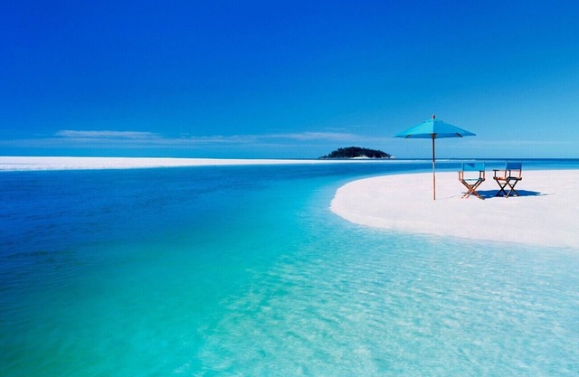 ROOM AND LIVING ROOM ON THE SEA