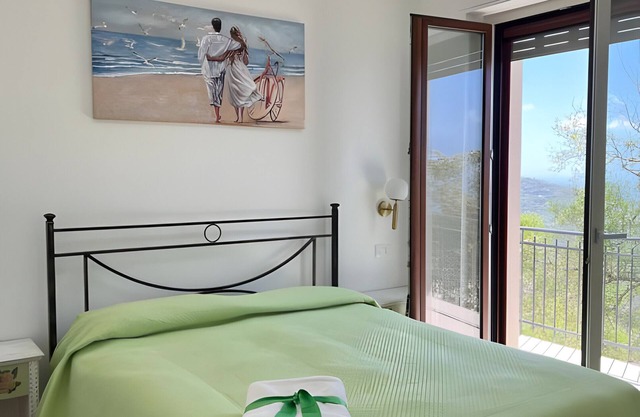 Room 'Camera Verde Vista Mare E Monti' with Sea View, Shared Terrace and Wi-Fi