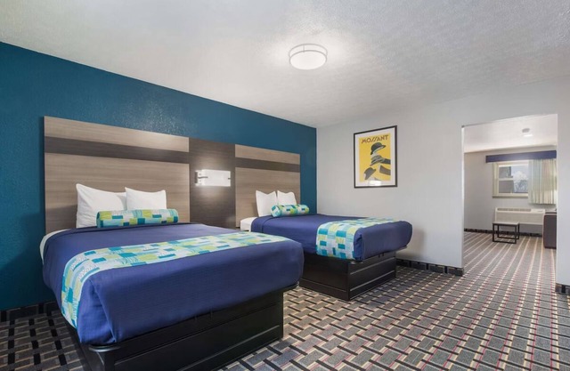 Room for the Whole Crew! 3 Double Suites w/Kitchenettes & Free Wi-Fi