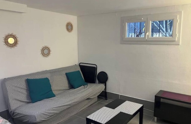 Room in Angers near the streetcar with shared kitchen and bathroom