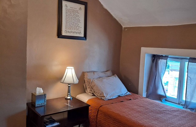 Room In Central Historic Downtown -River View West
