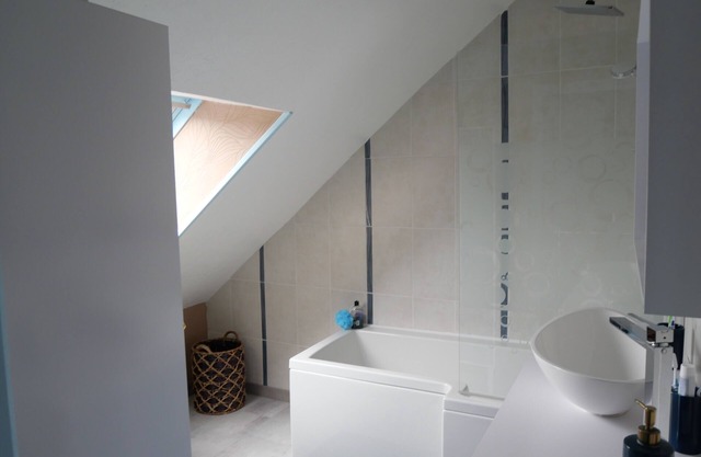 Room in residential area 20 minutes from Le Mans racetrack. Breakfast included.