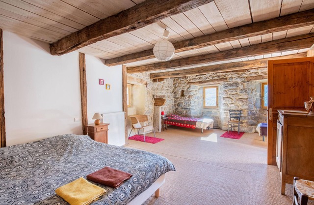 Room 'La Ferme De Chalas - Coucoulude' with Shared Pool, Shared Terrace and Wi-Fi