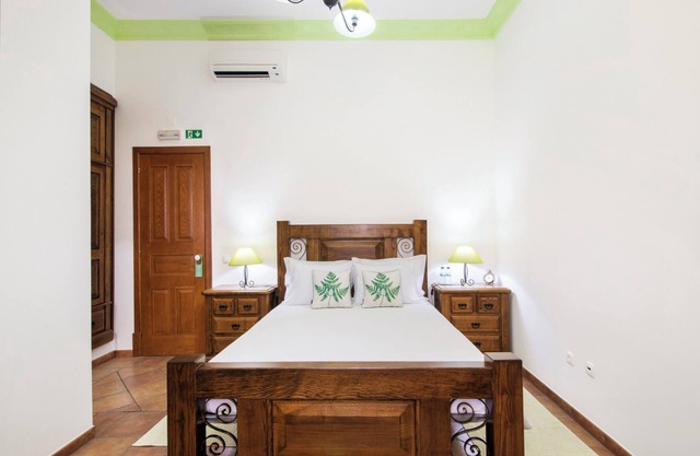 Room 'Quarto Verde - Patio View' with Shared Pool, Wi-Fi and Air Conditioning