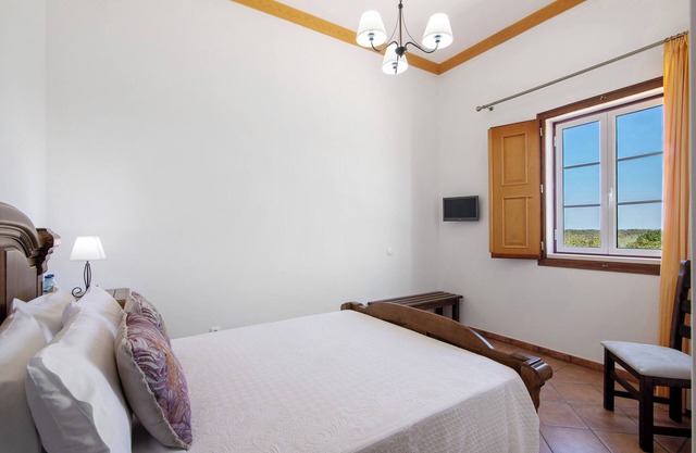 Room 'Quarto Salmão - Countryside View' with Shared Pool, Wi-Fi and Air Conditioning