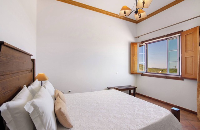 Room 'Quarto Dourado - Countryside View' with Shared Pool, Wi-Fi and Air Conditioning