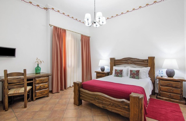 Room 'Quarto Vermelho - Patio View' with Shared Pool, Wi-Fi and Air Conditioning