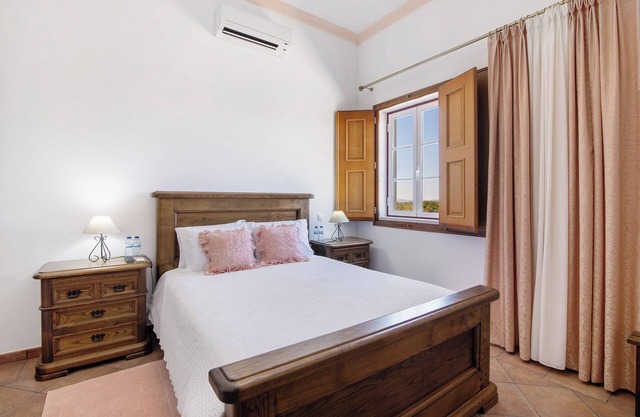 Room 'Quarto Rosa - Countryside View' with Shared Pool, Wi-Fi and Air Conditioning