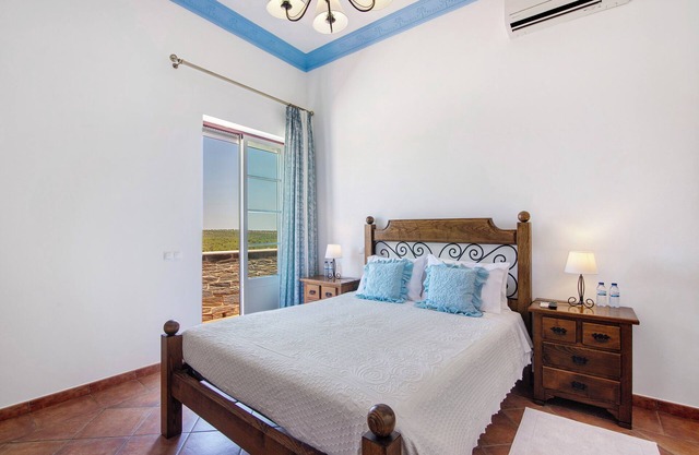 Room 'Quarto Azul - Countryside View-With Patio' with Shared Pool, Wi-Fi and Air Conditioning