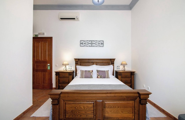 Room 'Quarto Cinzento - Field View - With Patio' with Shared Pool, Wi-Fi and Air Conditioning