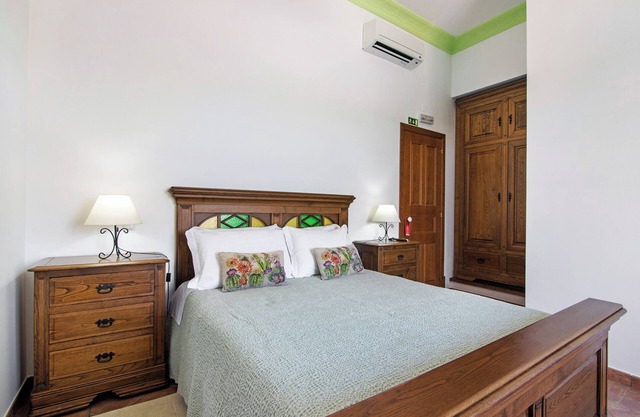 Room 'Quarto Verde - Countryside View with Patio' with Shared Pool, Wi-Fi and Air Conditioning