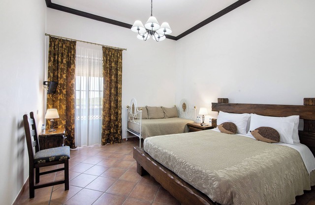 Room 'Quarto Castanho-Countryside View-with Patio' with Shared Pool, Wi-Fi and Air Conditioning