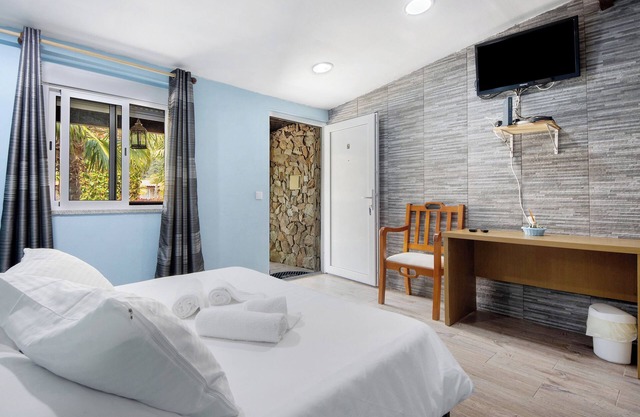 Room 'Quarto 7 - Gojim Casa Rural' with Mountain View, Shared Pool and Wi-Fi