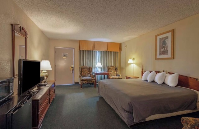 Room w/Microwave & Fridge Near Route 66 – Great For Quick Lunch Stops In Gallup