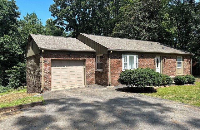 Roomy 4BR home in West Knox w/Patio - 6mi from UT