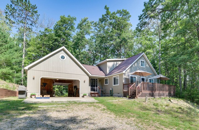 Roscommon Retreat w/Deck ~ 1 Mile to Higgins Lake