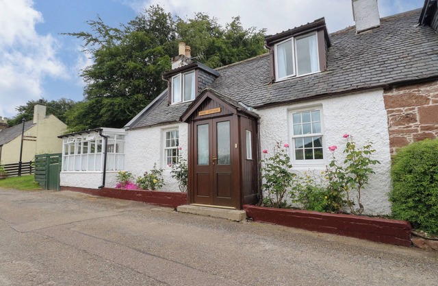 ROSE COTTAGE, family friendly, with a garden in Strathpeffer