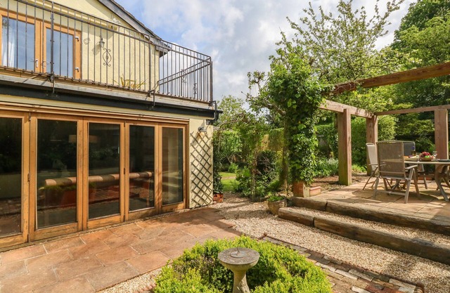 ROSE COTTAGE, pet friendly, character holiday cottage in Preston