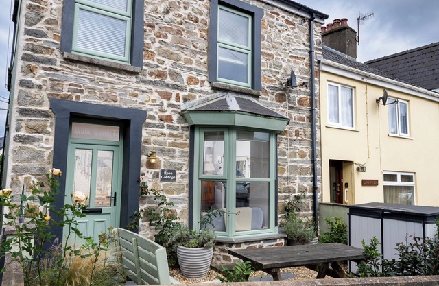 ROSE COTTAGE, pet friendly, character holiday cottage in St Dogmaels