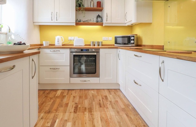 ROSE COTTAGE, romantic, character holiday cottage in Chatburn