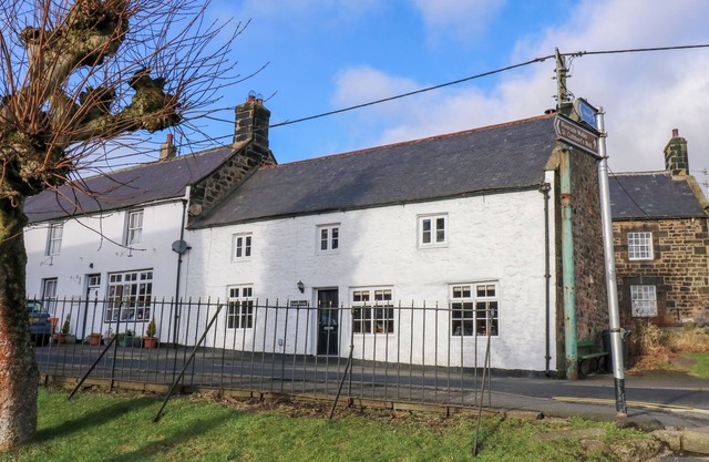 ROSE HIP COTTAGE, pet friendly, with open fire in Bellingham