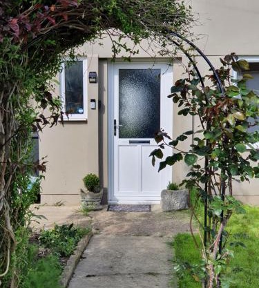 Rose House, with garden, ideal for couples and families with easy parking