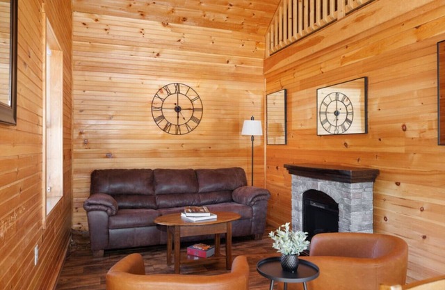 Rosewood Villa: Brand-New 2BR Log Retreat