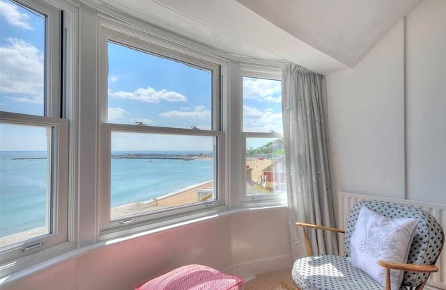 ROSS HOUSE, family friendly, country holiday cottage in Lyme Regis